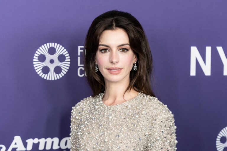 Anne,Hathaway,Wearing,Dress,And,Shoes,By,Valentino,Attends,Presentation